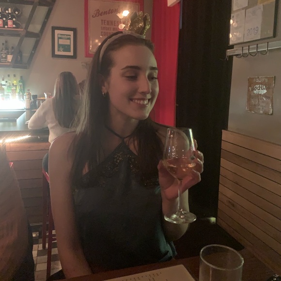 Meet your Posher, Emily - Picture 5 of 6